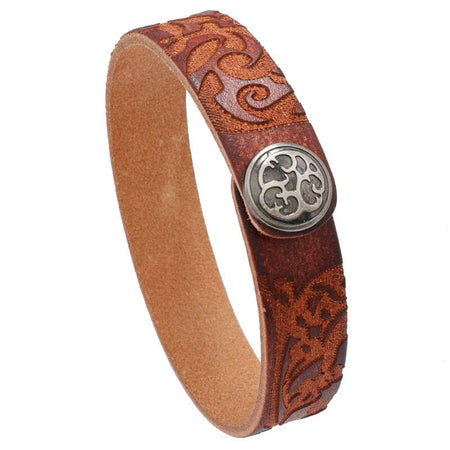 Bracelet artisanal homme en cuir brun à volutes embossées avec médaillon argenté ajouré