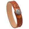 Bracelet artisanal homme en cuir brun caramel embossé d'arabesques et orné d'un médaillon ajouré argenté