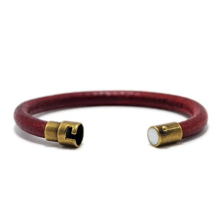 Bracelet homme cuir rigide en peau de vache rouge et fermoir magnétique cuivre ouvert