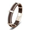 Bracelet homme cuir tressé marron flanqué de deux chaînettes argentées à maillons serrés et d'un fermoir en acier rectangulaire