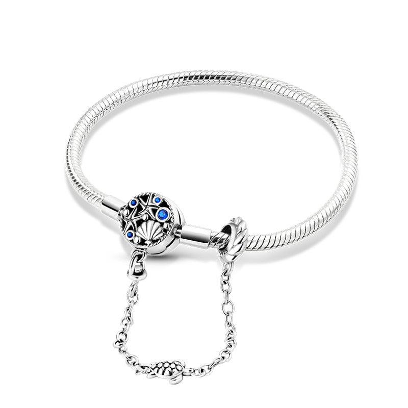 Bracelet fantaisie fille en argent aux pierres bleues avec une maille serpent un fermoir coquillage et un pendentif tortue