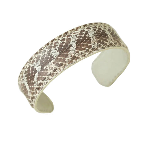 Bracelet femme en cuir jonc ouvert embossé motif peau de serpent bicolore brun cendré et crème au galbe semi-rigide