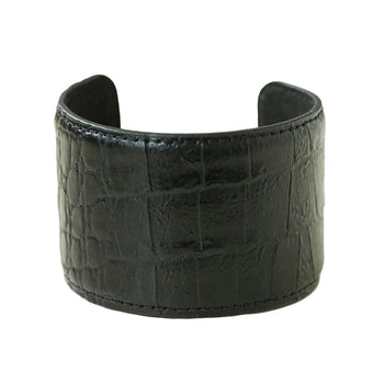 Bracelet manchette femme ouverte en cuir noir embossé motif crocodile, au grain géométrique mat