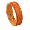 Bracelet homme artisanal cuir vachette camel semi-large à gravure en creux angulaire et bouton-pression laiton vieilli