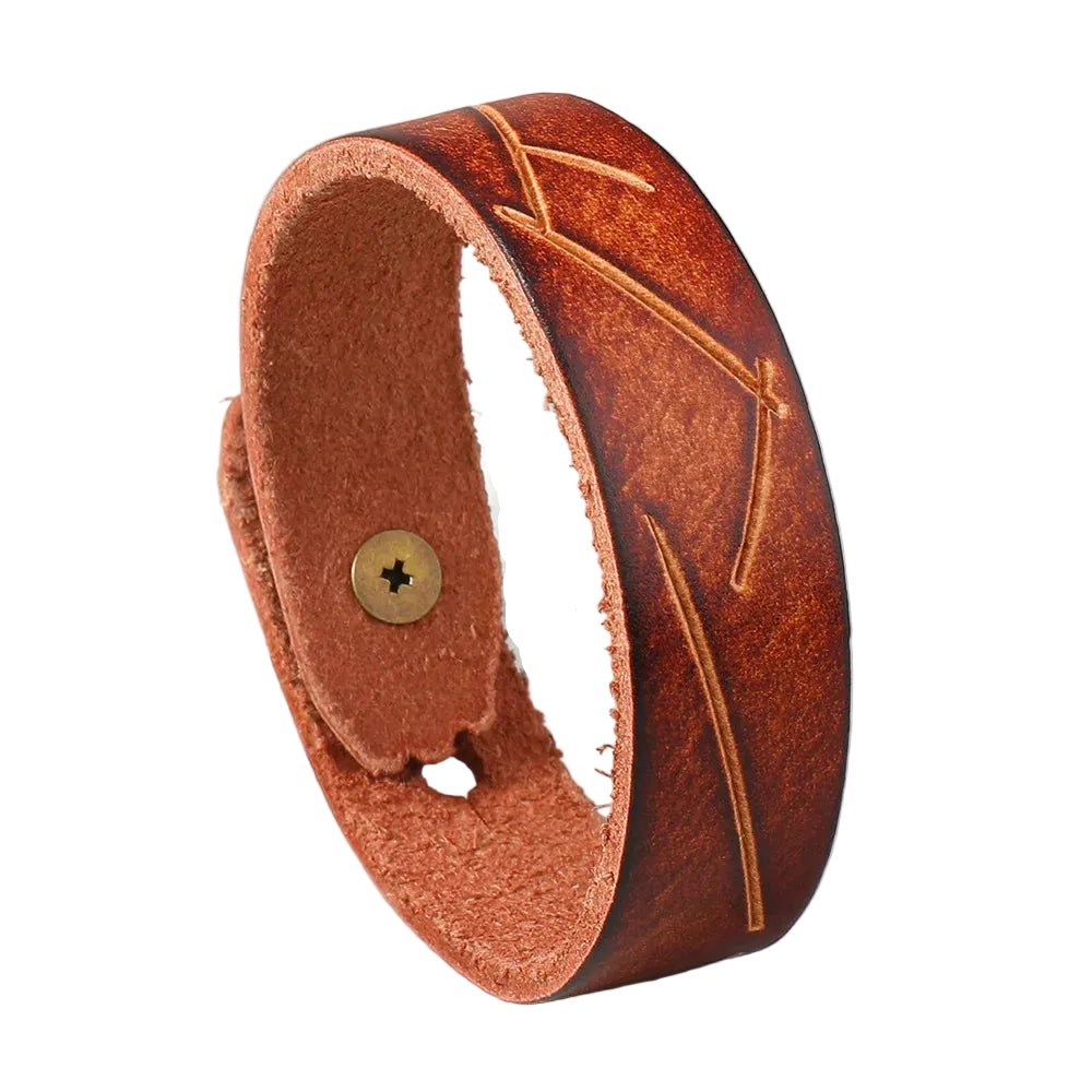 Bracelet homme artisanal en cuir vachette marron à gravures diagonales irrégulières et bouton-pression