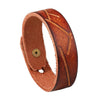 Bracelet homme artisanal en cuir vachette marron à gravures diagonales irrégulières et bouton-pression