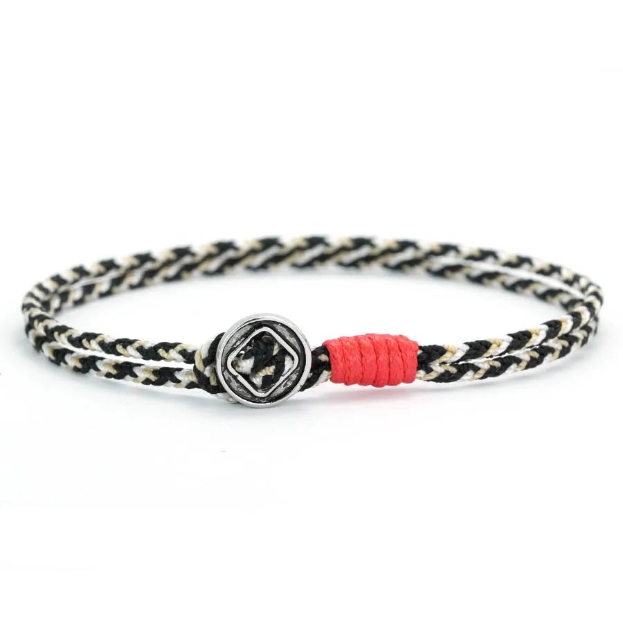 Bracelet homme cordon nylon tressé noir et blanc doté d'une surliure rouge et d'un fermoir bouton métallique