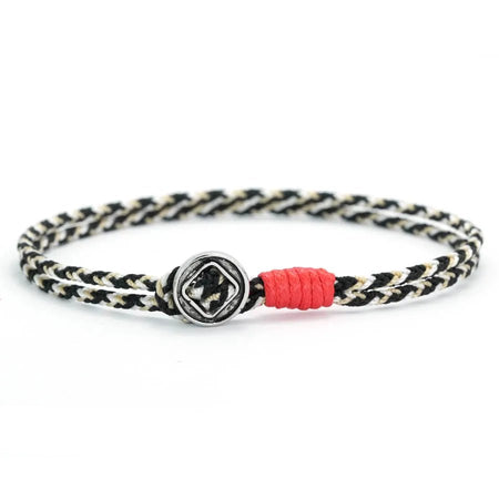 Bracelet homme cordon nylon tressé noir et blanc doté d'une surliure rouge et d'un fermoir bouton métallique