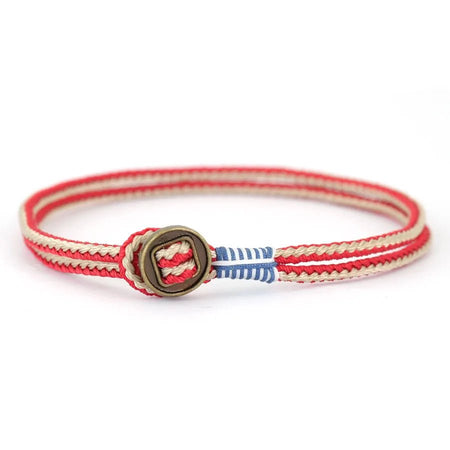 Bracelet homme cordon nylon tressé rouge et crème doté d'une surliure bleu-blanc et d'un fermoir bouton métallique