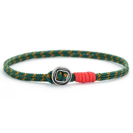 Bracelet pour homme en cordon nylon tressé vert avec une nuance de jaune, agrémenté d'une surliure rouge et d'un fermoir en forme de bouton argenté