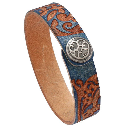 Bracelet artisanal homme en cuir bleu embossé aux arabesques gravées révélant un brun naturel sous-jacent