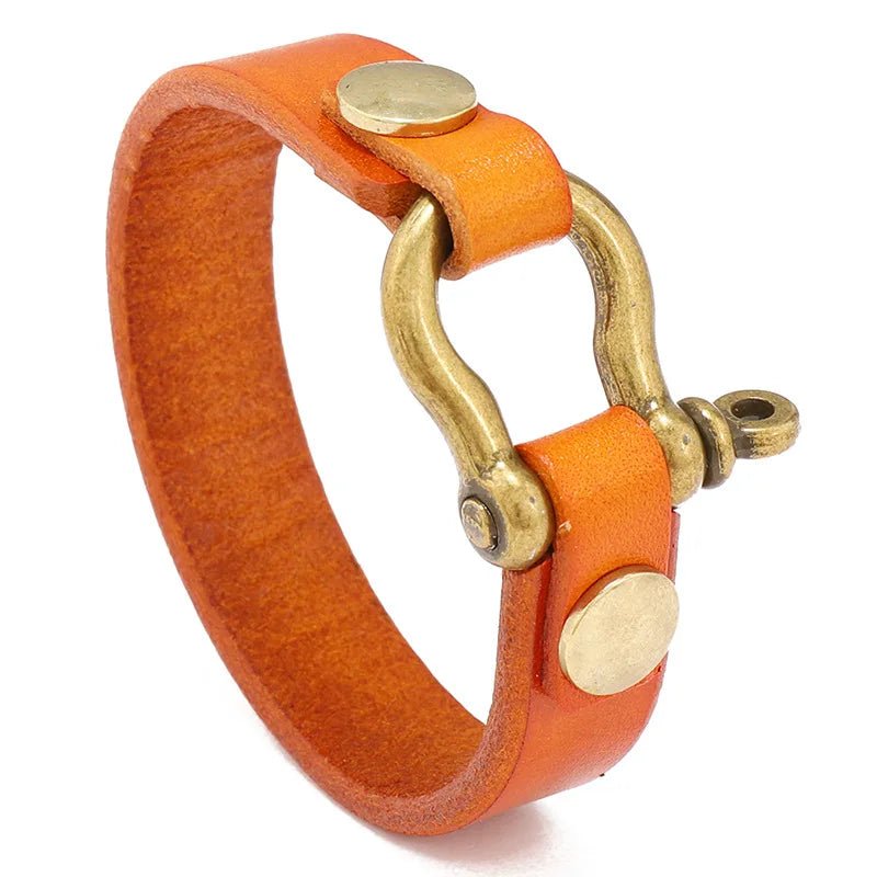 Bracelet homme cuir camel à grain naturel doté d'une manille dorée satinée et de rivets apparents