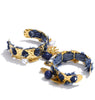 Deux bracelets manchette femme acier doré martelé ornés de denim effiloché et de pampilles en acrylique bleu nuit