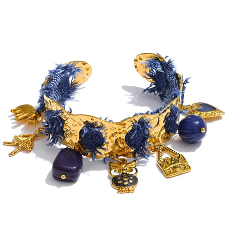Bracelet manchette femme acier doré martelé orné de denim effiloché et de pampilles en acrylique bleu nuit