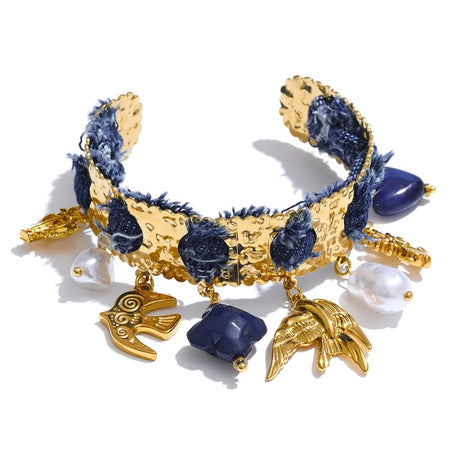 Bracelet manchette femme acier doré martelé orné de tissu jeans effiloché et de pampilles en acrylique bleu nuit
