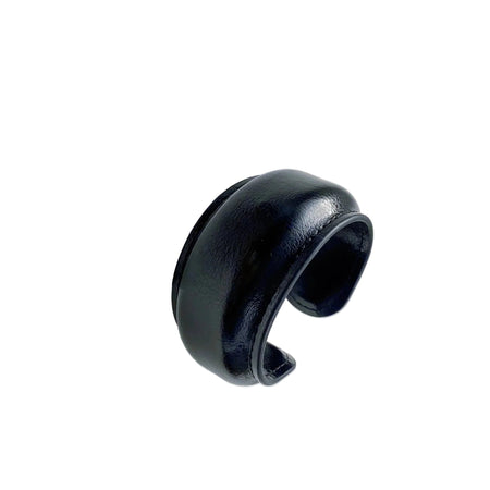 Bracelet manchette pour femme en cuir pleine fleur noir poli, avec un design central bombé