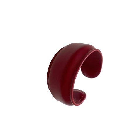 Bracelet manchette pour femme en cuir pleine fleur rouge avec un design central poli semi-brillant