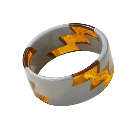 Bracelet manchette femme large en résine grise à incrustations ambrées translucides en motifs angulaires