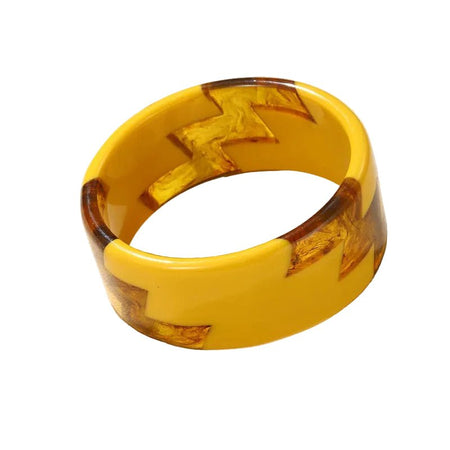 Bracelet manchette femme large en résine jaune opaque incrustée d'un motif zigzag ambré marbré translucide