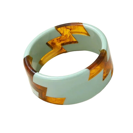 Bracelet manchette femme large en résine moulée vert kaki pastel aux incrustations ambrées translucides en zigzag