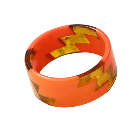 Bracelet manchette femme large en résine orange aux incrustations jaune ambré translucides en zigzag