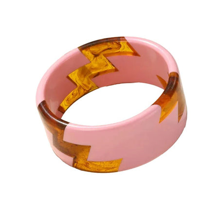 Bracelet manchette femme large en résine rose aux éclairs ambrés translucides incrustés dans la masse