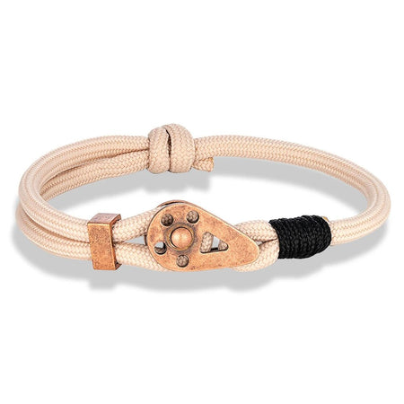 Bracelet homme marin cordage nylon beige doté d'une poulie d'accastillage de bateau cuivrée patinée et d'une surliure latérale noire