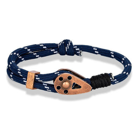 Bracelet marin homme au cordage nylon bleu ponctué de fils blanc et doté d'un pendentif poulie de bateau cuivré ajouré