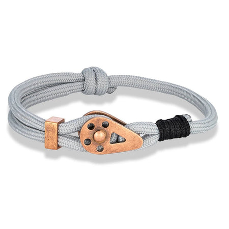 Bracelet homme marin cordage nylon gris tressé orné d'un pendentif poulie bateau cuivré mat et d'une surliure latérale noire