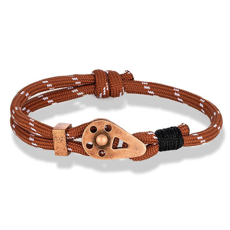 Bracelet homme marin en cordage nylon tressé marron ponctué de fils blancs et doté d'un pendentif poulie de bateau à patine cuivrée