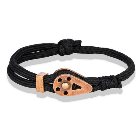 Bracelet marin homme cordage nylon noir à nœud coulant doté d'un pendentif poulie de bateau cuivré ajouré