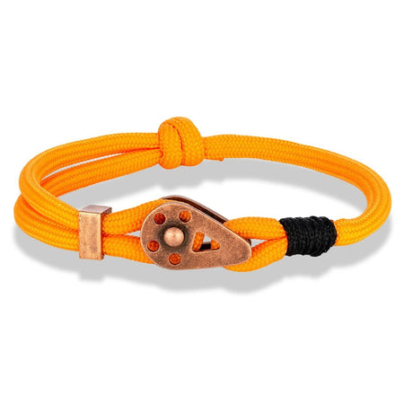 Bracelet homme marin en cordage nylon orange avec mini-poulie de bateau cuivrée vieillie et surliure latérale noire