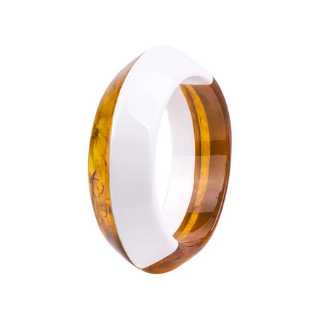 Bracelet manchette pour femme en résine bicouche de couleur ambre et blanche translucide, à forme ovale sculptée