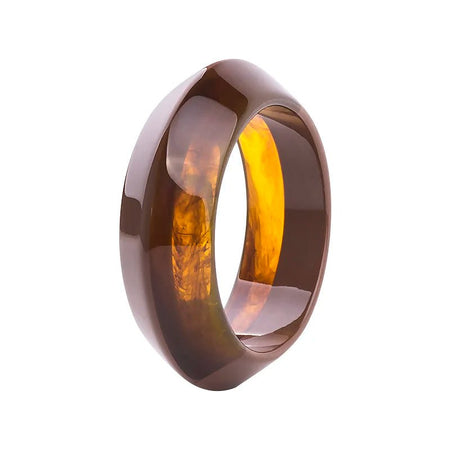 Bracelet manchette pour femme en résine ambrée translucide avec une surface externe brune polie miroir