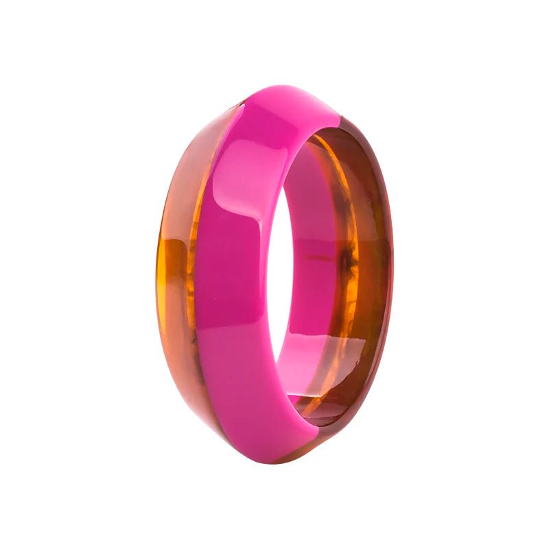Bracelet manchette pour femme en résine bicolore ambrée translucide et fuchsia laqué miroir au volume bombé