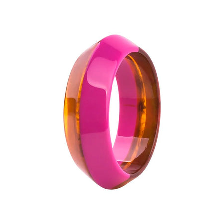 Bracelet manchette pour femme en résine bicolore ambrée translucide et fuchsia laqué miroir au volume bombé