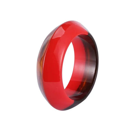 Bracelet manchette pour femme en résine ambrée translucide avec une large bande rouge laquée poli miroir