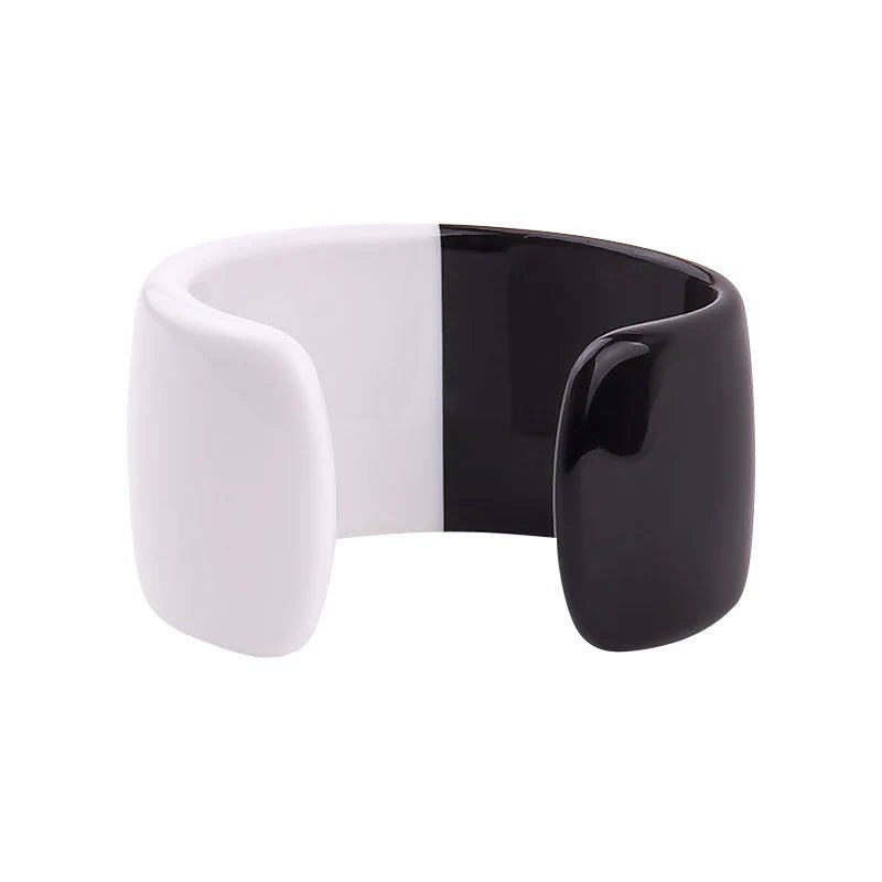 Bracelet manchette ouvert pour femme en acrylique bicolore noir et blanc à finition ultra-lustrée effet miroir