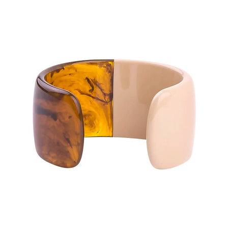 Bracelet manchette ouvert pour femme en résine marbrée semi-ouverte aux tourbillons ambrés translucides et beige