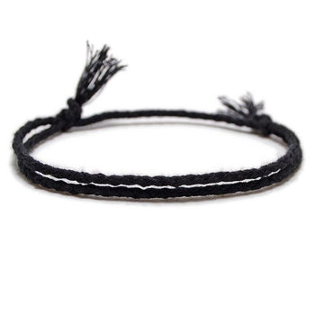 Bracelet cordon noir tressé nœud coulissant ajustable franges brutes texture artisanale