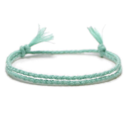 Bracelet cordon vert pâle corde tressée franges coulissantes nœuds ajustables