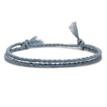 Bracelet homme cordon fin double brin bleu clair tressé franges légères ajustable